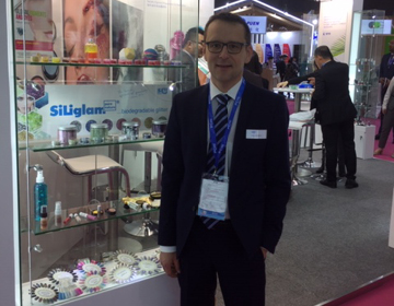 Der Produktmanager der Sigmund Lindner GmbH stellt auf der Messe PCHi in China den neuen Bioglitter SiLiglam Pure Nature vor.